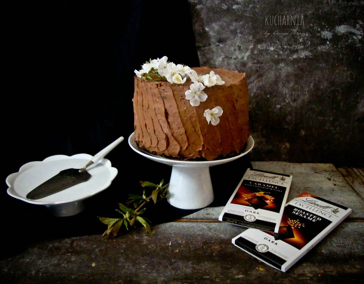 CookletApp's tweet photo. Idealny #tort dla drugiej połówki? Taki czekoladowy <3 #czekolada #Lindt #przepis  http://t.co/GirOPWKc4I http://t.co/Zch1ahn158