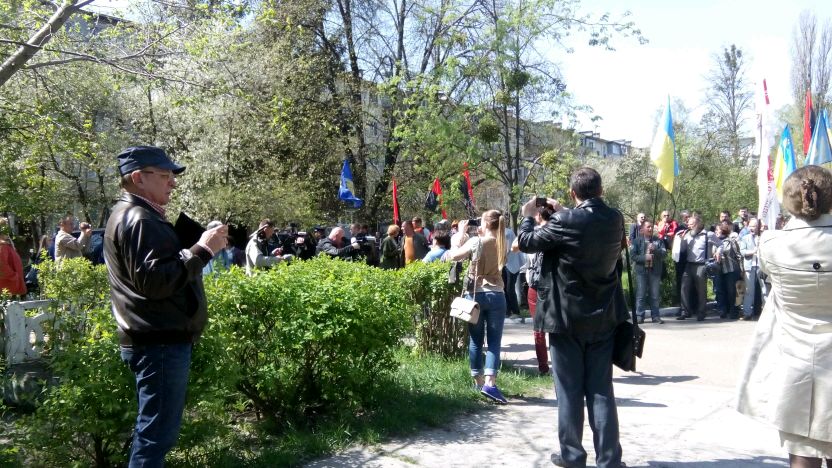 Активисты провожают бусики охраны Кернеса криками «Ганьба»