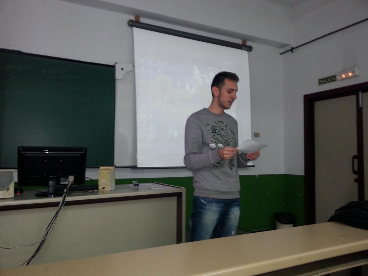 EcosistemaP's tweet photo. Aitor nos presenta la técnica del rumor. Lo vamos a simular con seis voluntarios http://t.co/eKDzAOWK0B