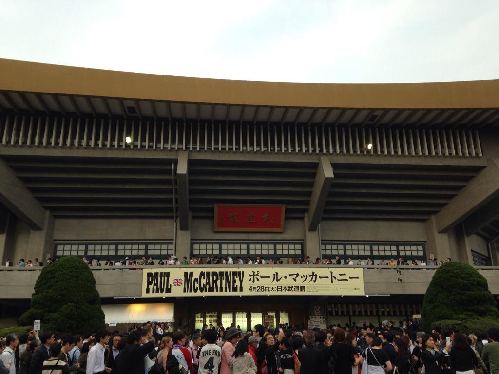 到着！開場してないので激混みです。あ、サウンドチェックの Bluebird が聞こえる〜！