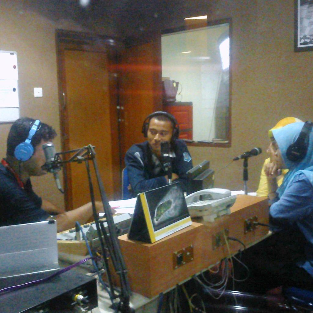 marethadwiar's tweet photo. Stay tune di bp radio 87,6 FM ketupel @Mr_negara  lg on air nih promosiin kegiatan Chemistry fair kita  :3 @hmkunsri http://t.co/TYGBKpIcm4
