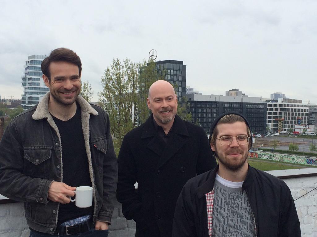 Charlie Cox und Steven DeKnight gleich im Interview mit @SiMoNiZzLe. Hört es euch an. <a href="/FluxFM/">FluxFM</a> #DaredevilBerlin