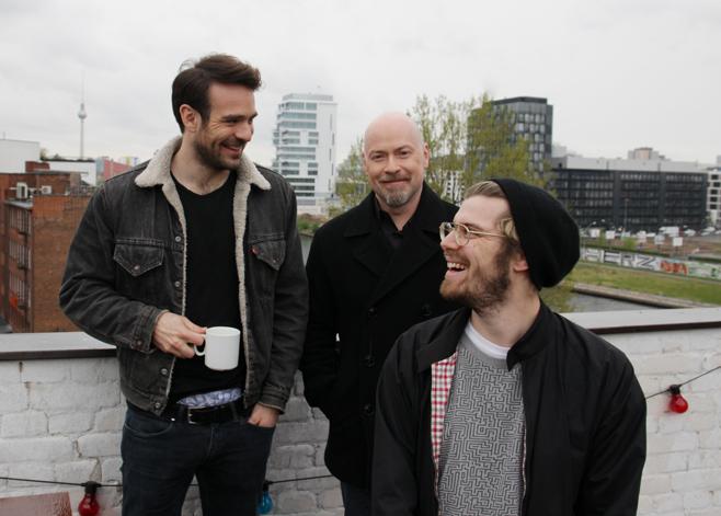 #CharlieCox &amp; <a href="/stevendeknight/">Steven DeKnight</a> sprechen on air gleich mit @SiMoNiZzLe über die neue <a href="/NetflixDE/">netflixde</a> Sendung <a href="/Daredevil/">Daredevil</a>.