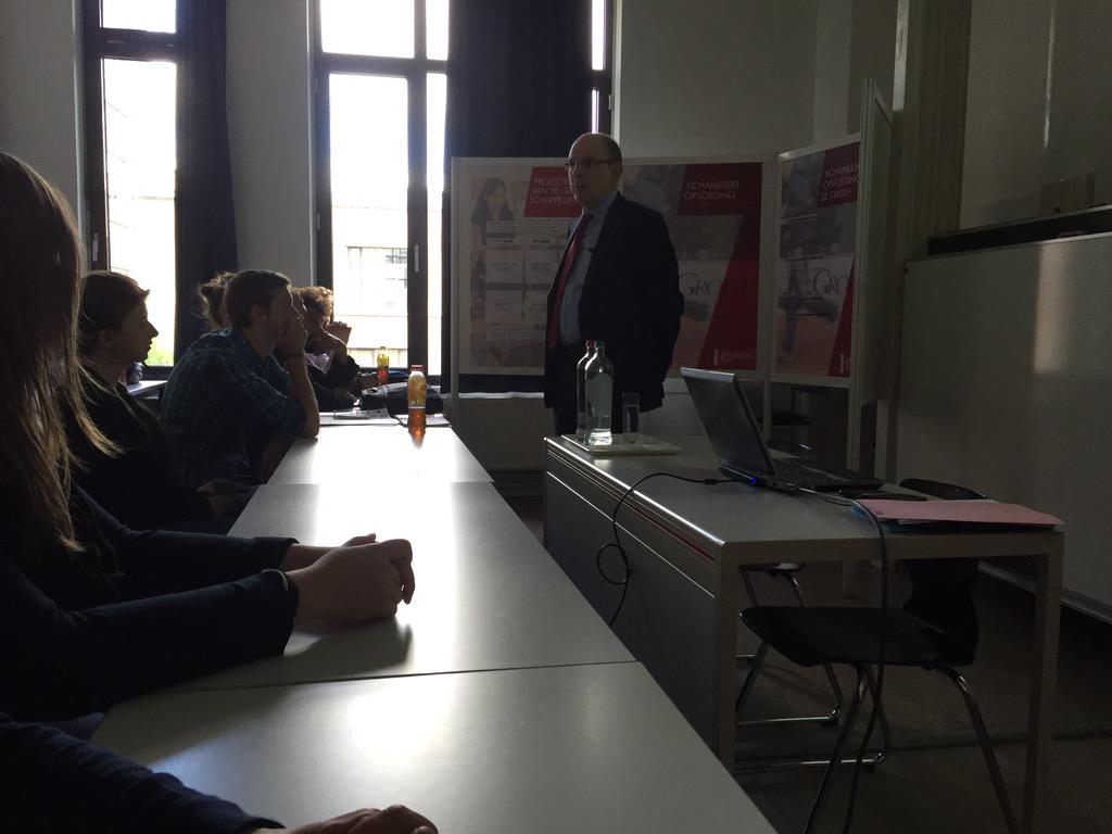 Koen_Geens1's tweet photo. Geschiedenis bestuderen, om heden &amp; toekomst beter te begrijpen. Democratie is kostbaar goed. #gastcollege #GroepT http://t.co/FzzN9rG83b