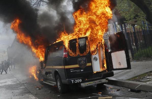 SetxuDGZiganda's tweet photo. RACISM &amp; police violence.Disturbances after funeral of #FreddieGray #BaltimoreRiots @randyprine @LindaSuhler @Bergg69 http://t.co/Zmkw3TNLHO