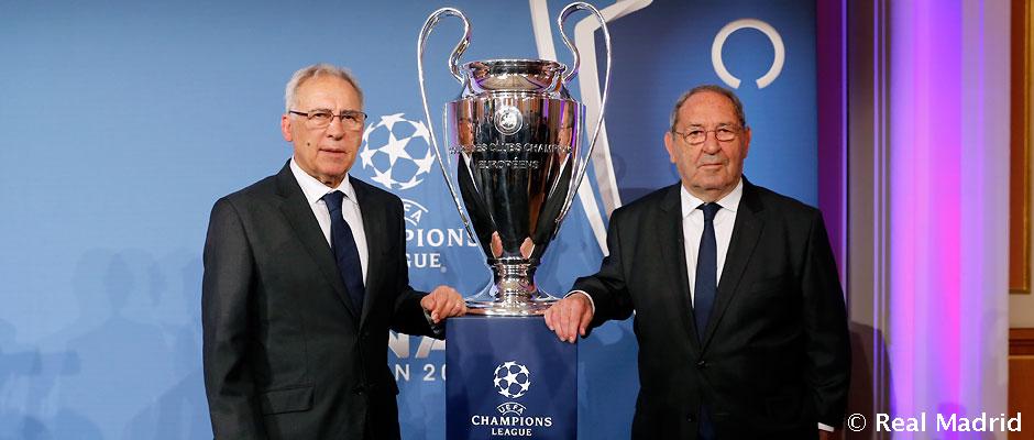 realmadrid's tweet photo. ¡No te pierdas las palabras de Gento y Amancio en la entrega del trofeo de la UCL en Berlín! http://t.co/8NT7N3f2J3 http://t.co/EcAWzMKG0w