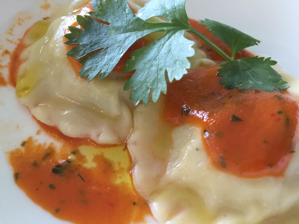 JCCapel's tweet photo. #MicroCriticaCapel #Antonio's Icono de cocina lujo filipina Platos burgueses, algo decadentes, correctos Gran sala P6 http://t.co/aPJoUn8h9a