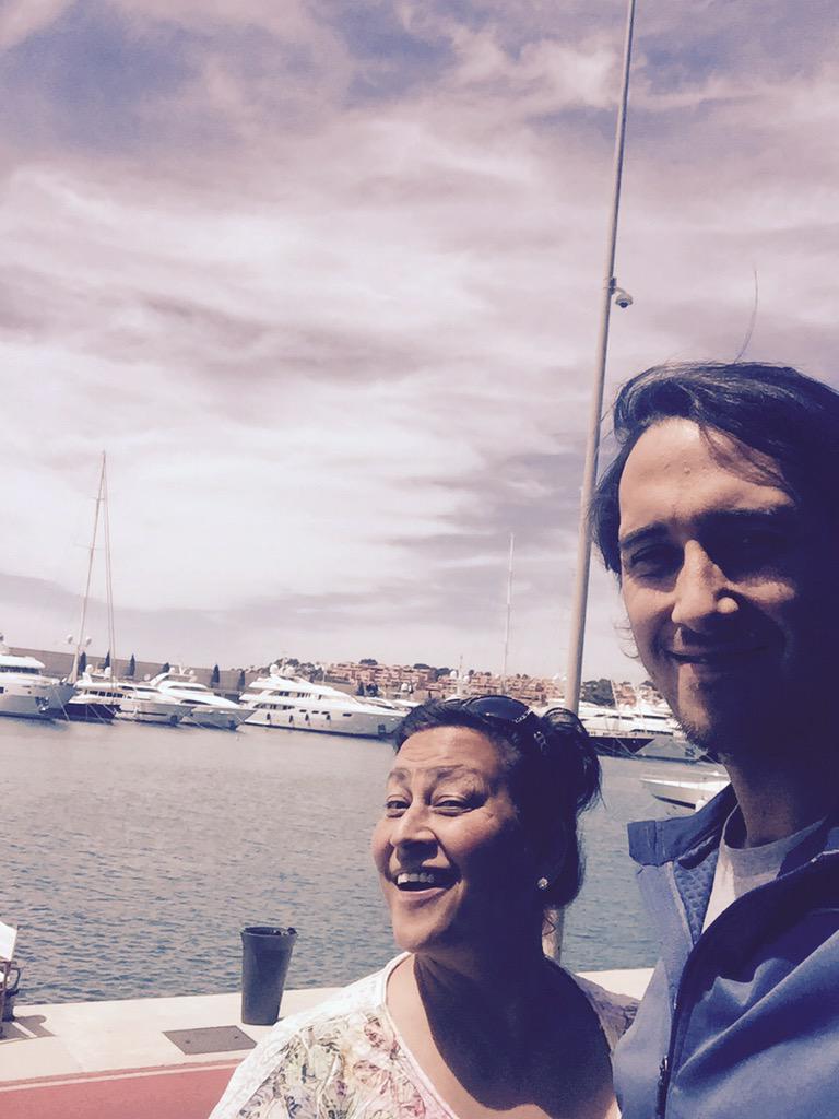 jamiebinmuda1's tweet photo. Chillin in the sun with the boss 😎 http://t.co/G7inUK5QRt