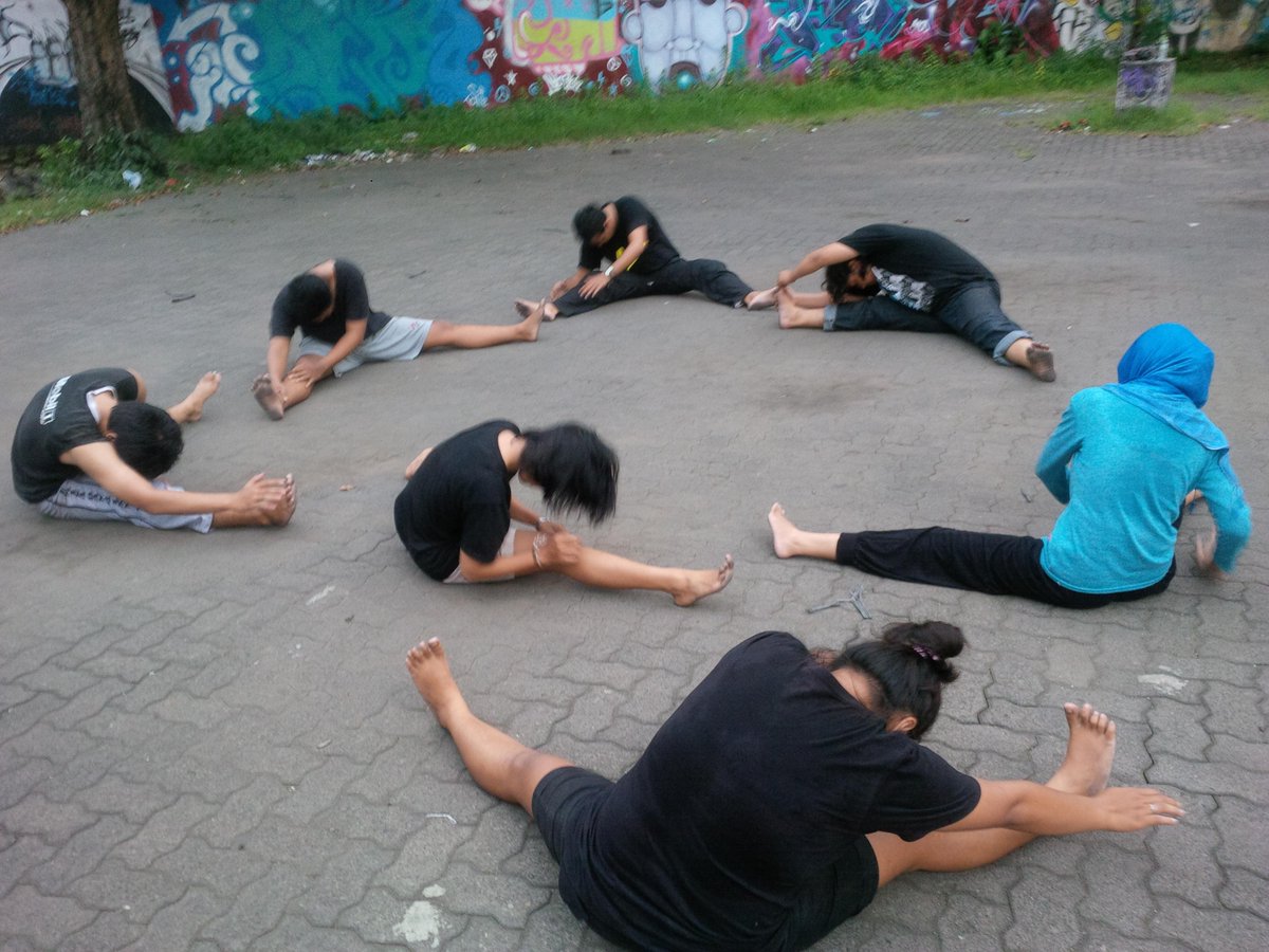 Tmn2 <a href="/TeaterTikar/">Rumah Tikar</a> sdg latihan di hal depan TBRS, mempersiapkan produksi pertamanya. Semangat gaes!