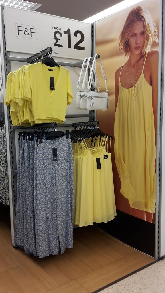 bevans_sharon's tweet photo. Amazing summer launch @Pembroke3017 @TheVlady @headcaseymike @heydocklouise @FandFclothing http://t.co/qrc9Xu6NaG