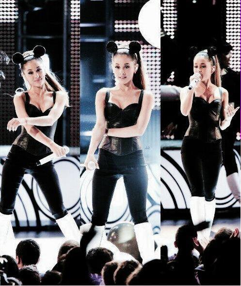 2kaoc's tweet image. Proud of her 😭❤ @ArianaGrande @ArianatorIsland #1YearSinceProblem