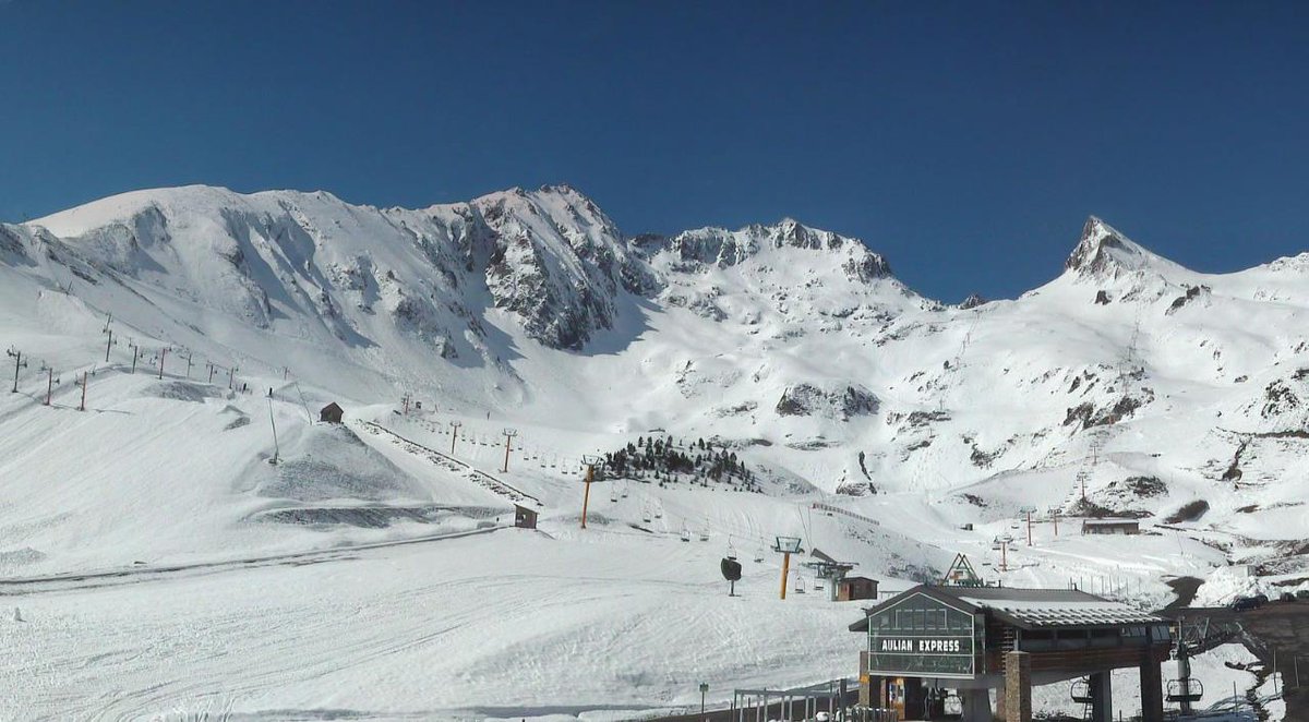 infonieve's tweet photo. Que pena da ver las estaciones repletas de nieve y cerradas! Cuanto esquí quedaría aun si estuviesen abiertas! http://t.co/mAUMWylGXO