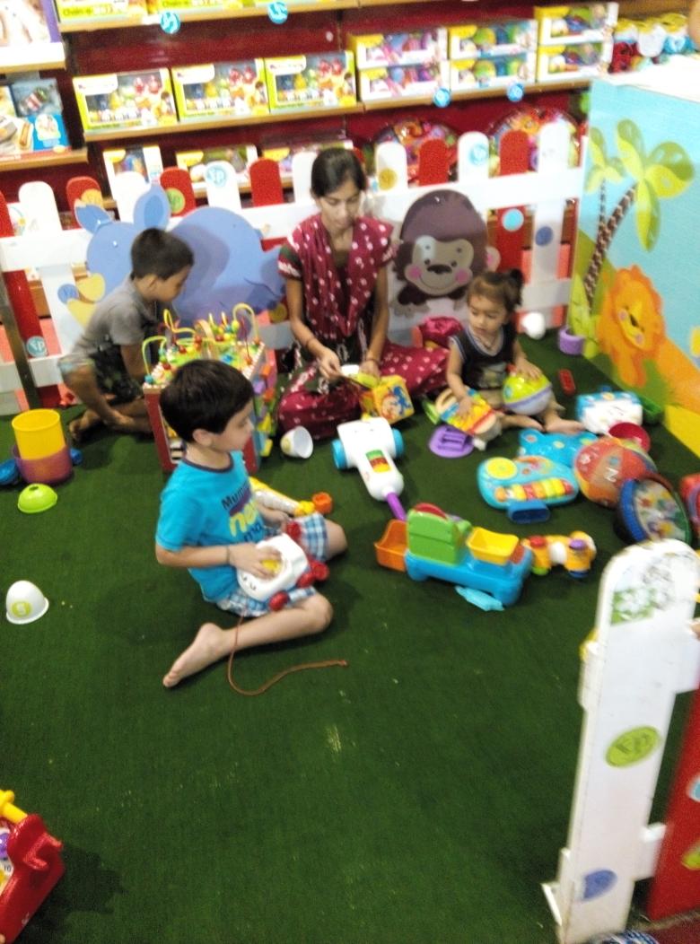 snehalataj's tweet image. @tatacapital #Teachtosave I teach kids by taking them to toy store ,find out her intresst n buy the same to teach her