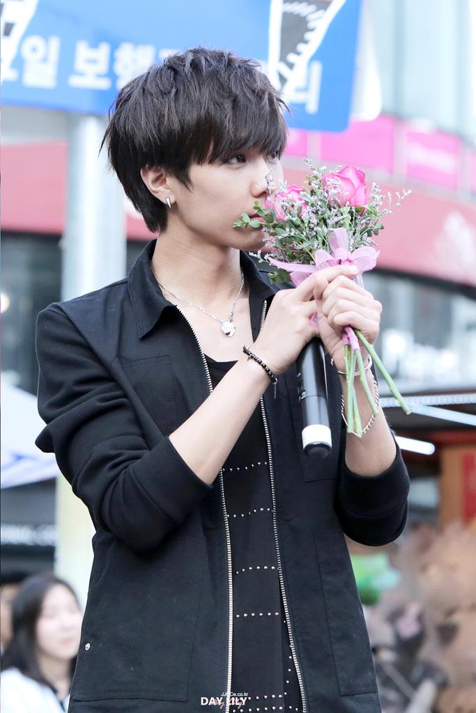 JJCCECOkr's tweet photo. 150328 홍대 게릴라 네번째 #4  #홍대
#JJCC #제이제이씨씨 #eco #이코 @officialjjcc 

꽃이 꽃을 들어쪄💐

고화질은 홈에서>.< 👉http://t.co/GNJYHUyMP9👈 http://t.co/syPbhZIDdr