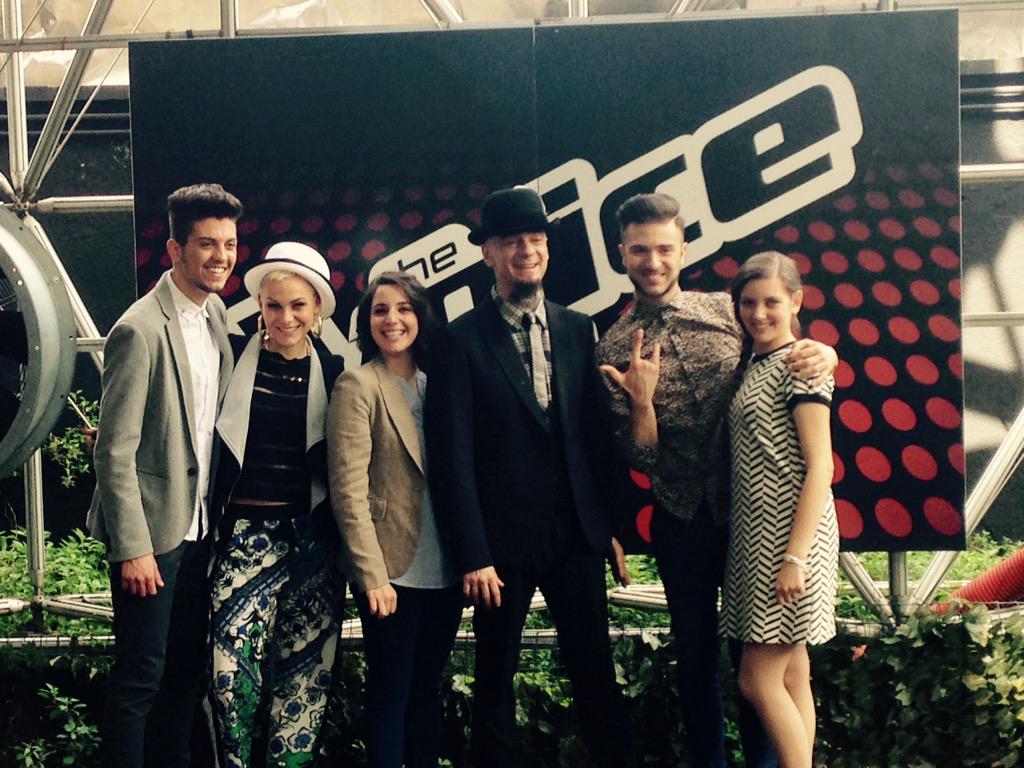 Ed ecco zio <a href="/jaxofficial/">J-Ax</a> con la sua squadra a <a href="/THEVOICE_ITALY/">The Voice Of Italy</a> siamo venuti a curiosare alla conferenza stampa #tvoi