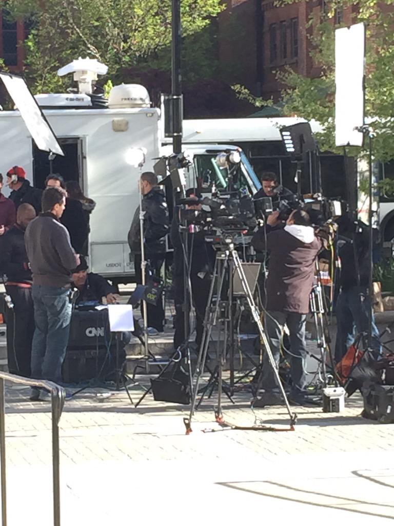 joelwaldmanNEWS's tweet image. The incomparable @ChrisCuomo doing what he does best in front of #Baltimore City Hall. #SmallSetUp