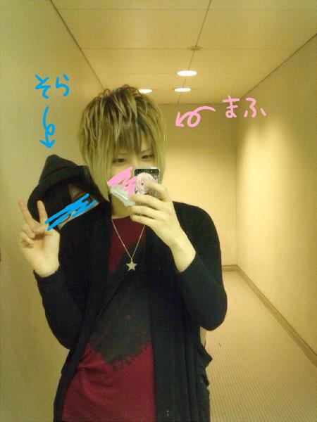uni_mafumafu's tweet photo. ハロー　鏡の中のみなさん
超会議お疲れさま　そらまふツーショットです
（2015.04.25 ニコニコ超会議） http://t.co/WjWvKHS2ij