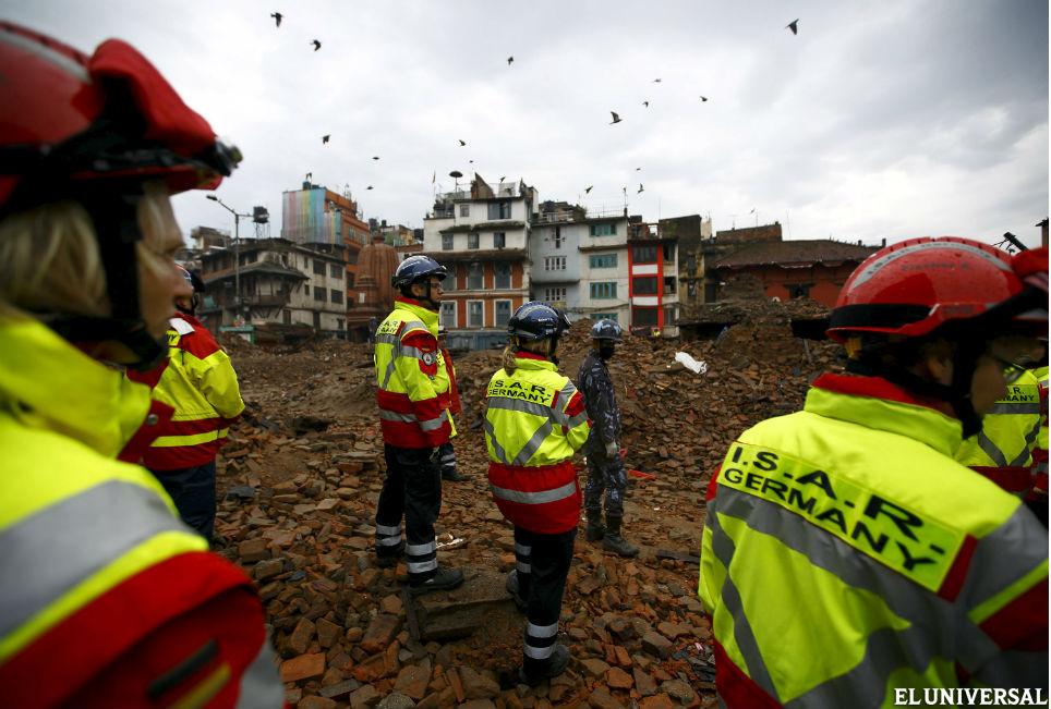ElUniversal's tweet photo. Más de 5.000 muertos y 10.000 heridos causa el terremoto en #Nepal http://t.co/b4VtYmjfse http://t.co/dkdakfp9aw