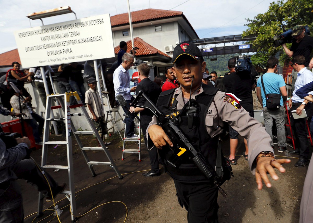 ANCALERTS's tweet photo. Mary Jane Veloso, 8 others face midnight firing squad http://t.co/d2gM0VBdCf (Photo via Reuters) http://t.co/Are7ihKqUF