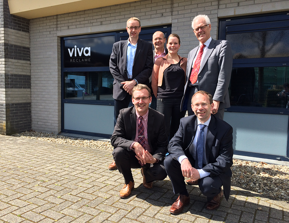 kim_vandijk's tweet photo. @JDAlssema en wethouders, bedankt voor jullie bedrijfsbezoek aan Viva Reclame. #staphorst #creatievekennismaking http://t.co/5gXJ4rL40w