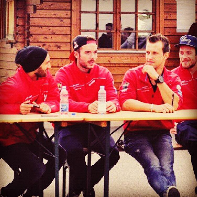 11_raph's tweet photo. Jamais 2 sans 3 Mulhouse me revoilà pour 2015-2016 📄✒️ #mulhouse #hockey #scorpionsdemulhouse #newsaison #ultras #💣💣 http://t.co/bM29ElPzdL