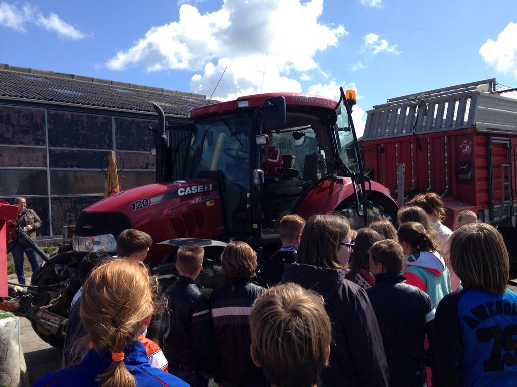 Hoeksteen's tweet image. Groep 7 heeft vanmiddag een bezoek gebracht aan een melkveehouderij. #koeienvoeren #weilanden #melkrobot
