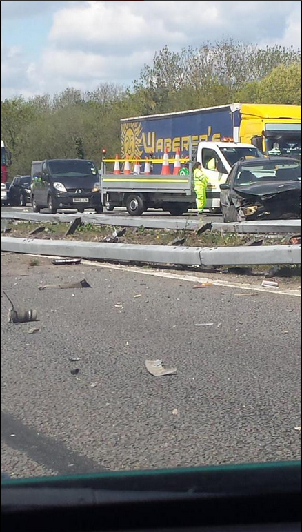 rdgchronicle's tweet photo. Update on the #M4closure after an overturned lorry collied with the central reservation http://t.co/ITrDIYBOCO http://t.co/G540zOuM3D