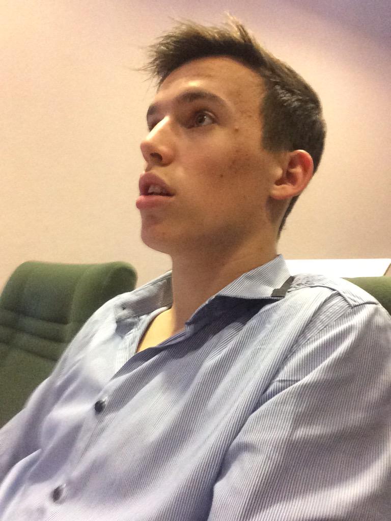 DeygasTony's tweet photo. Il l'attend avec impatience ! #vgemlyon http://t.co/eMFdMB9xiw