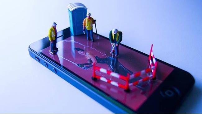 STVEdinburgh's tweet photo. Miniature art pokes fun at social media then ironically causes a stir... on social media. http://t.co/mOng3Dkcd7 http://t.co/cEGvXv6Mzm
