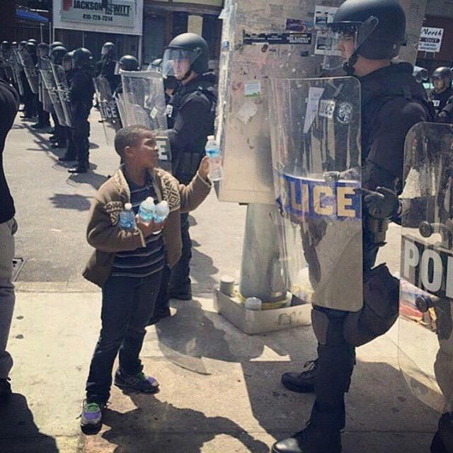 ByMonaSalama's tweet photo. Bless his young heart!  Children are our future. 👏🏼👏🏼🙌🏼🙌🏼💙 #BaltimoreRiots http://t.co/gdmtrtjSnq