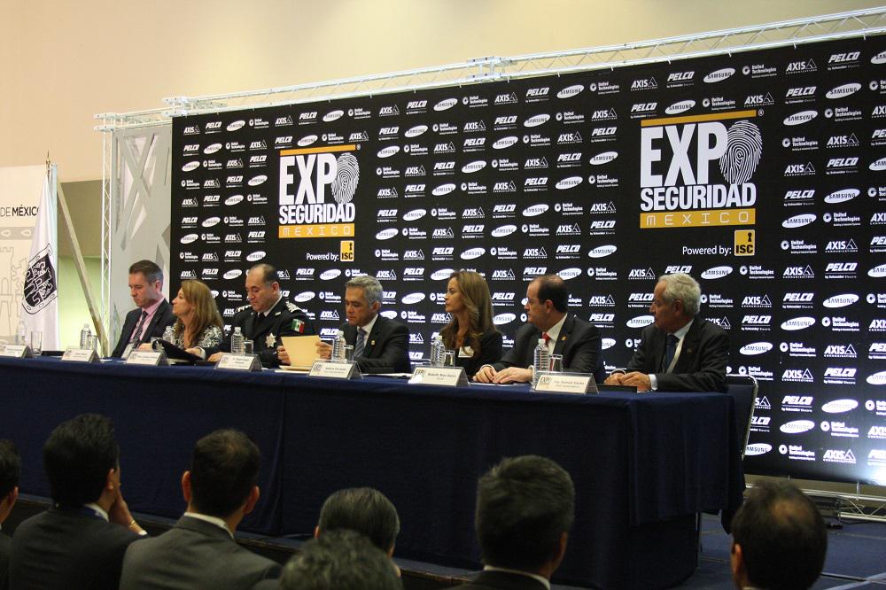CentroBanamex's tweet photo. El Jefe de Gobierno del Distrito Federal, @ManceraMiguelMX inauguró oficialmente @ExpoSeguridad 2015. ¡Bienvenidos! http://t.co/myisVrvGpD