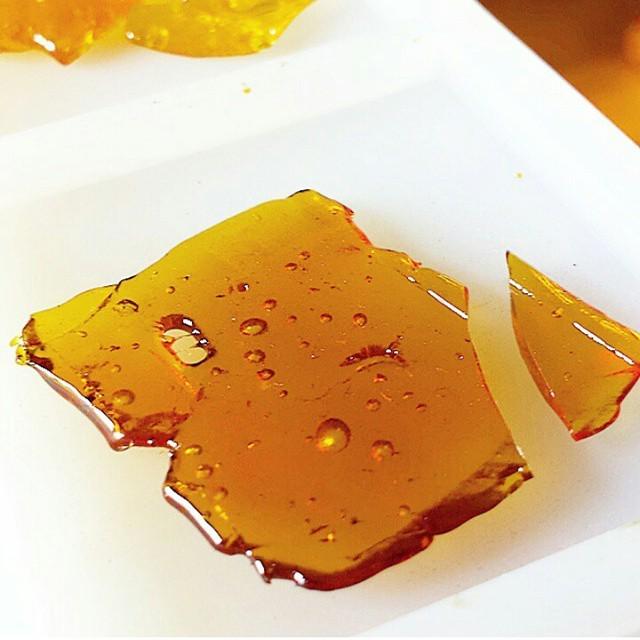 710visions's tweet image. @dabeyed with a block of gold! Clarity on point √
 #dabs #bho #wax #shatter #cannabis #mar… ift.tt/1bQFnkt