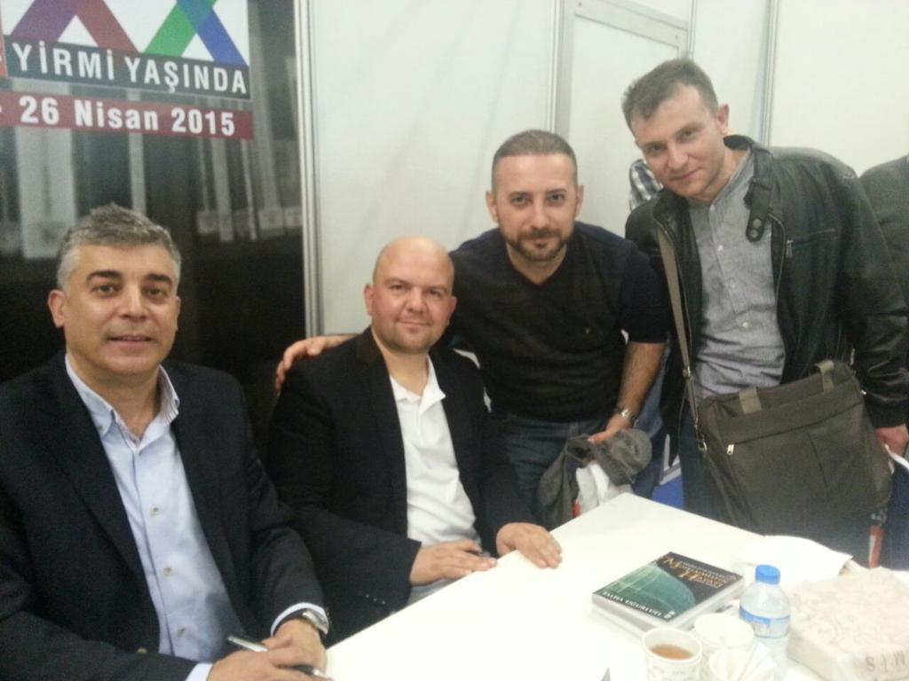 fdilli35's tweet image. Onca bilgi ve donanima sahip yuregi guzel biri..Uzaktanda yakındanda aynı şeker gibi bir insan.Allah bozmasin