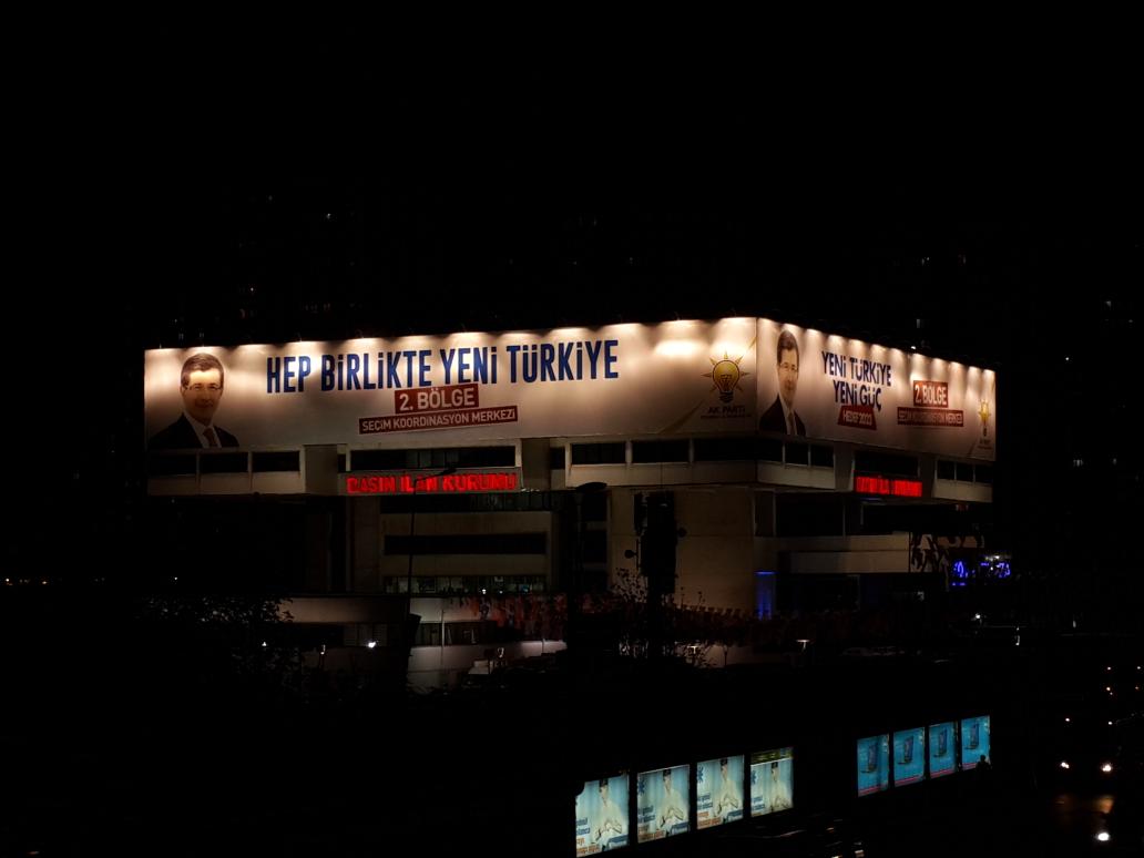 akpartifatih's tweet photo. @akpartiistanbul 2. Bölge Seçim Koordinasyon Merkezi ampülleri aydınlık yarınların devamı için yanıyor
@SelimTemurci http://t.co/Vi4K1zJnVE