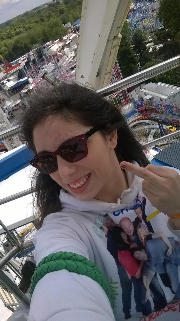 Laura_gobinV's tweet photo. #Selfinger de la grande roue π‘ π‘ π‘ π‘ @cauetofficiel @JulieOfficiel26 http://t.co/IBhvGTo4YZ