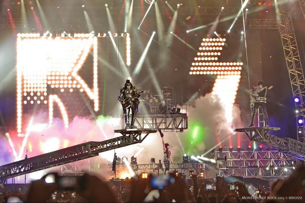 Photo: <a href="/genesimmons/">Gene Simmons</a> and <a href="/tommy_thayer/">Tommy Thayer</a> over the Monsters Of Rock​ crowd in Sao Paulo
Photo by M. Rossi