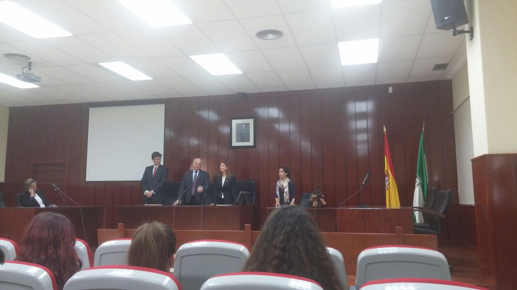 albertopostigo's tweet photo. Entregando a mis alumnos de seminario los diplomas en la universidad de Málaga #CrocoProyect #CreeEnTí #Abogados http://t.co/zK6d8FsCuF