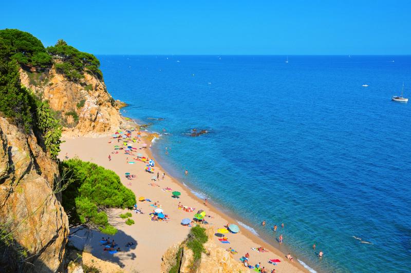 jackiedeburca's tweet photo. Long and lovely, the #coastline of #Calella has been attracting visitors for over 50 years http://t.co/hAcvWCPB4x