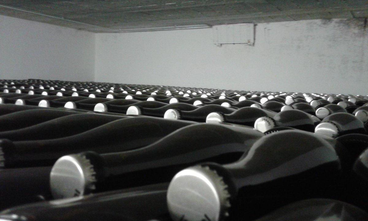 MaisonMollex's tweet photo. tirage de 50 000 bouteilles de pétillant, ...et empilées à la main ! http://t.co/lrqOzDaLGx
