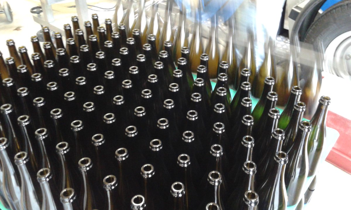 MaisonMollex's tweet photo. tirage de 50 000 bouteilles de pétillant, ...et empilées à la main ! http://t.co/lrqOzDaLGx