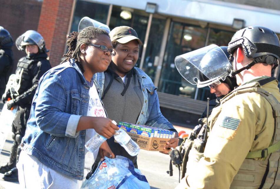 Trevor_MWiese's tweet photo. To the Good People Protecting and Cleaning Up #Baltimore:

Thank you for being my countrymen. 🇺🇸❤️👍

#BaltimoreRiots http://t.co/DfKUTgTkf2