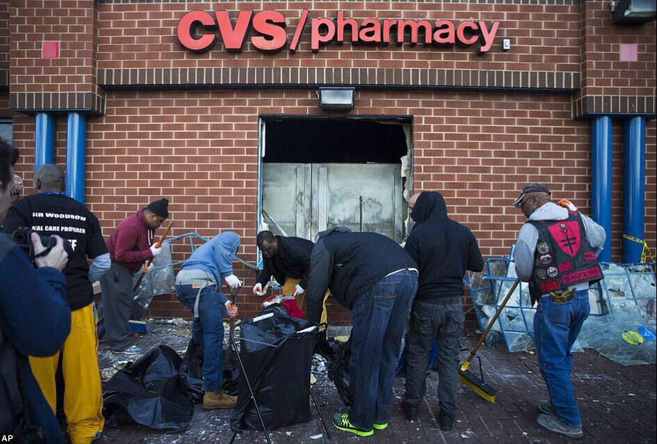 Trevor_MWiese's tweet photo. To the Good People Protecting and Cleaning Up #Baltimore:

Thank you for being my countrymen. 🇺🇸❤️👍

#BaltimoreRiots http://t.co/DfKUTgTkf2
