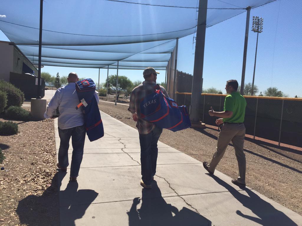 JesseSanchezMLB's tweet photo. Josh Hamilton has arrived at the Rangers Spring Training complex in Surprise, AZ http://t.co/NkegGGVhWs
