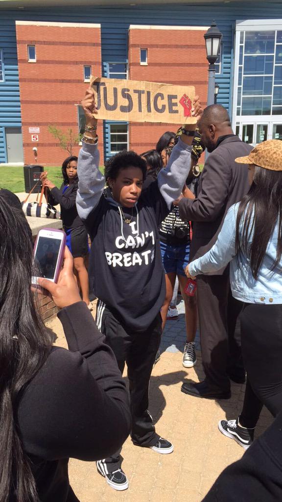 EmDeeJay_'s tweet photo. #DSU #BlackLivesMatter #Dsunity ⚫️✊🏽❤️ http://t.co/0FkT4b9fxN