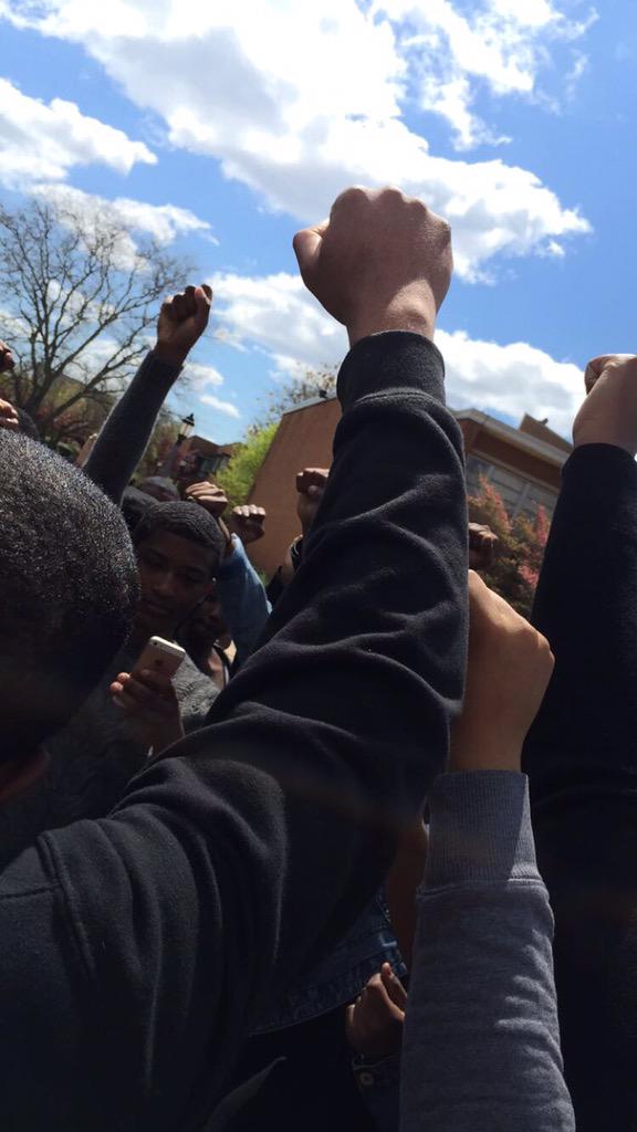 EmDeeJay_'s tweet photo. #DSU #BlackLivesMatter #Dsunity ⚫️✊🏽❤️ http://t.co/0FkT4b9fxN