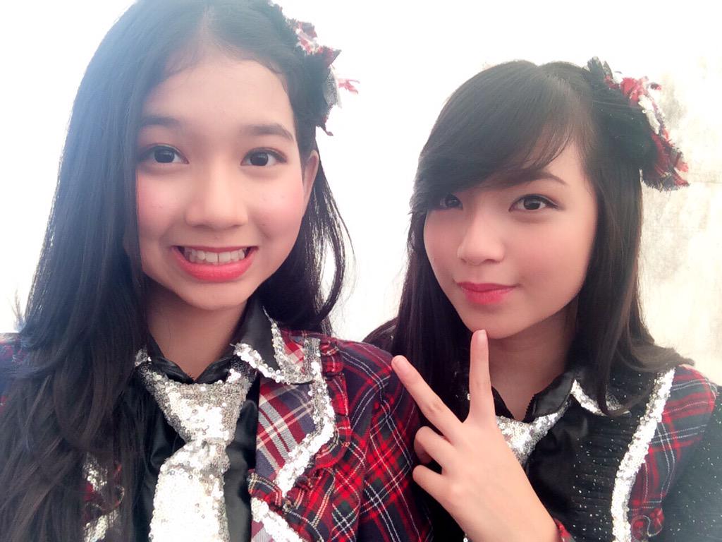 _shaniagracia31's tweet photo. Ciyee pd kangen gremids nih ya? Kami baik baik saja koook👻 nih untuk mengatasi rasa kangennya😜💜 http://t.co/un0wj8m40P