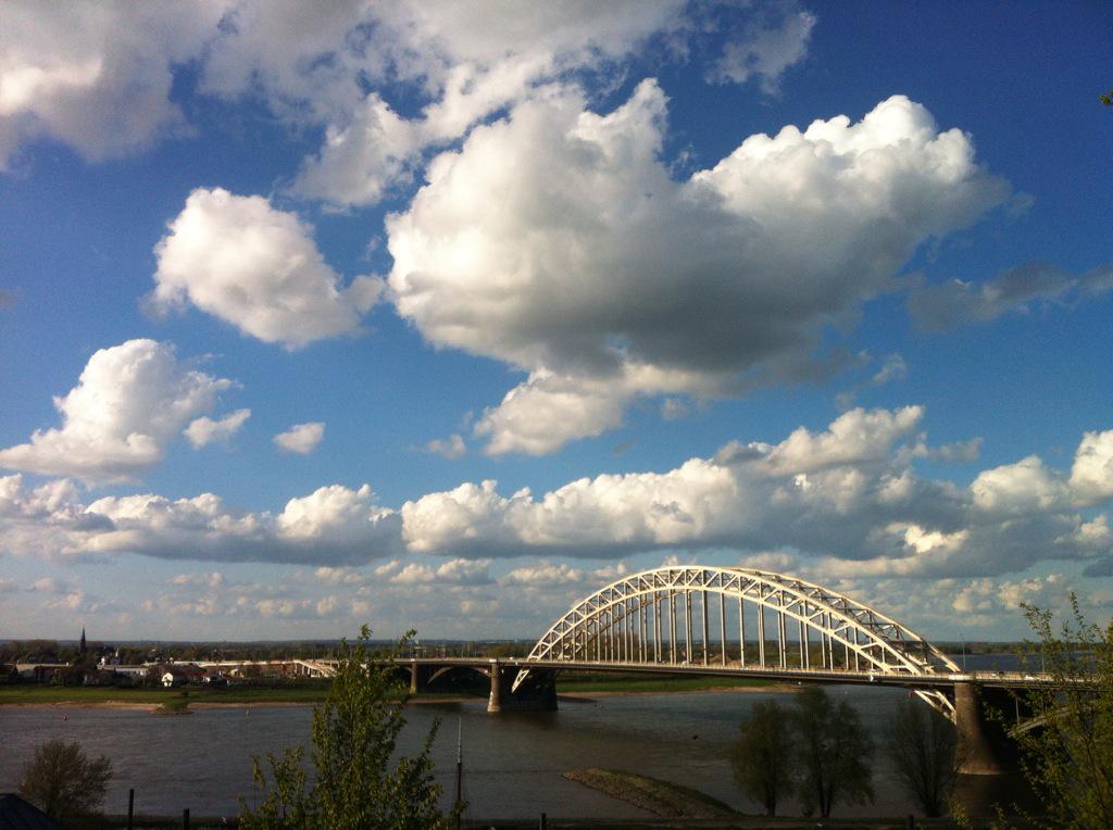 geertgeenen's tweet photo. Wat een wolken! Dan wordt zelfs de Waalbrug in Nijmegen klein http://t.co/ErmG4PIEQX