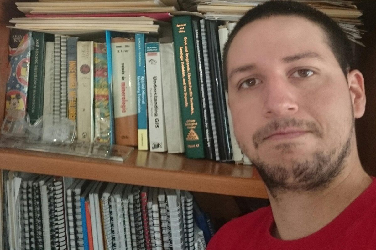 el_miner0's tweet photo. @makeawishtj I wish a bigger collection of books. http://t.co/cmlWgs9Hqy
