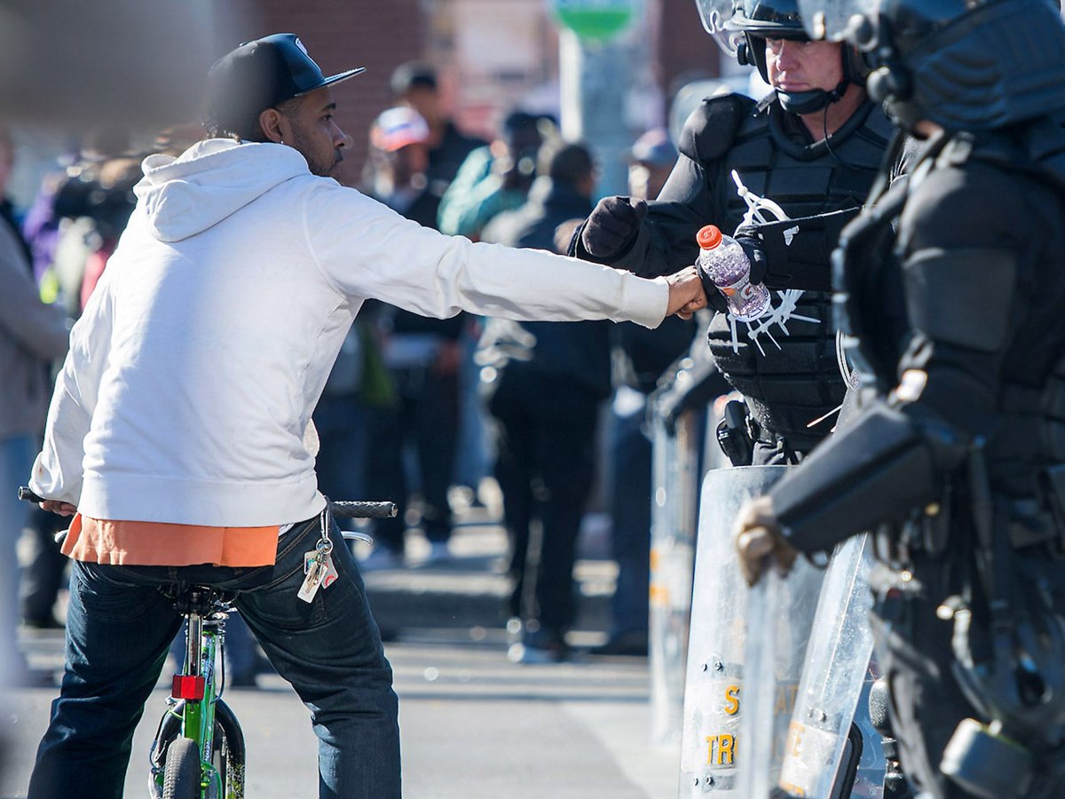 robhuntermedia's tweet photo. Another photo from #Baltimore worth sharing. Not everyone was taking part in #BaltimoreRiots. http://t.co/TLKuKWpqGz