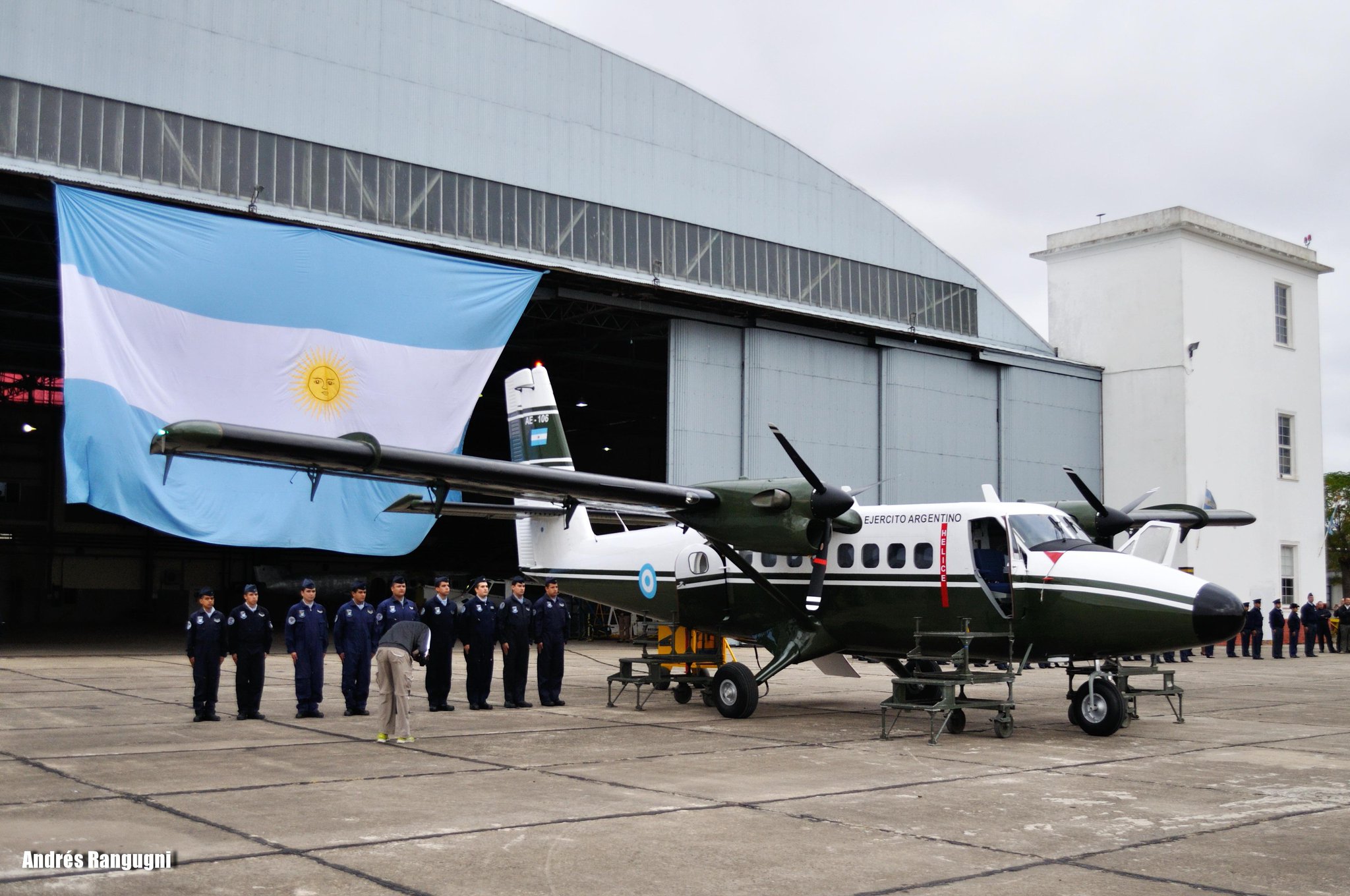 La Fuerza Aérea Argentina entrega el Twin Otter AE-106 al Ejército Argentino CDsbpOnWgAARQdk